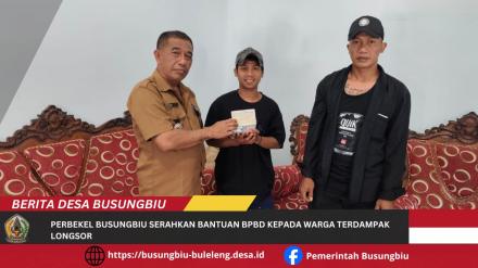 Perbekel Busungbiu Serahkan Bantuan BPBD kepada Warga Terdampak Longsor
